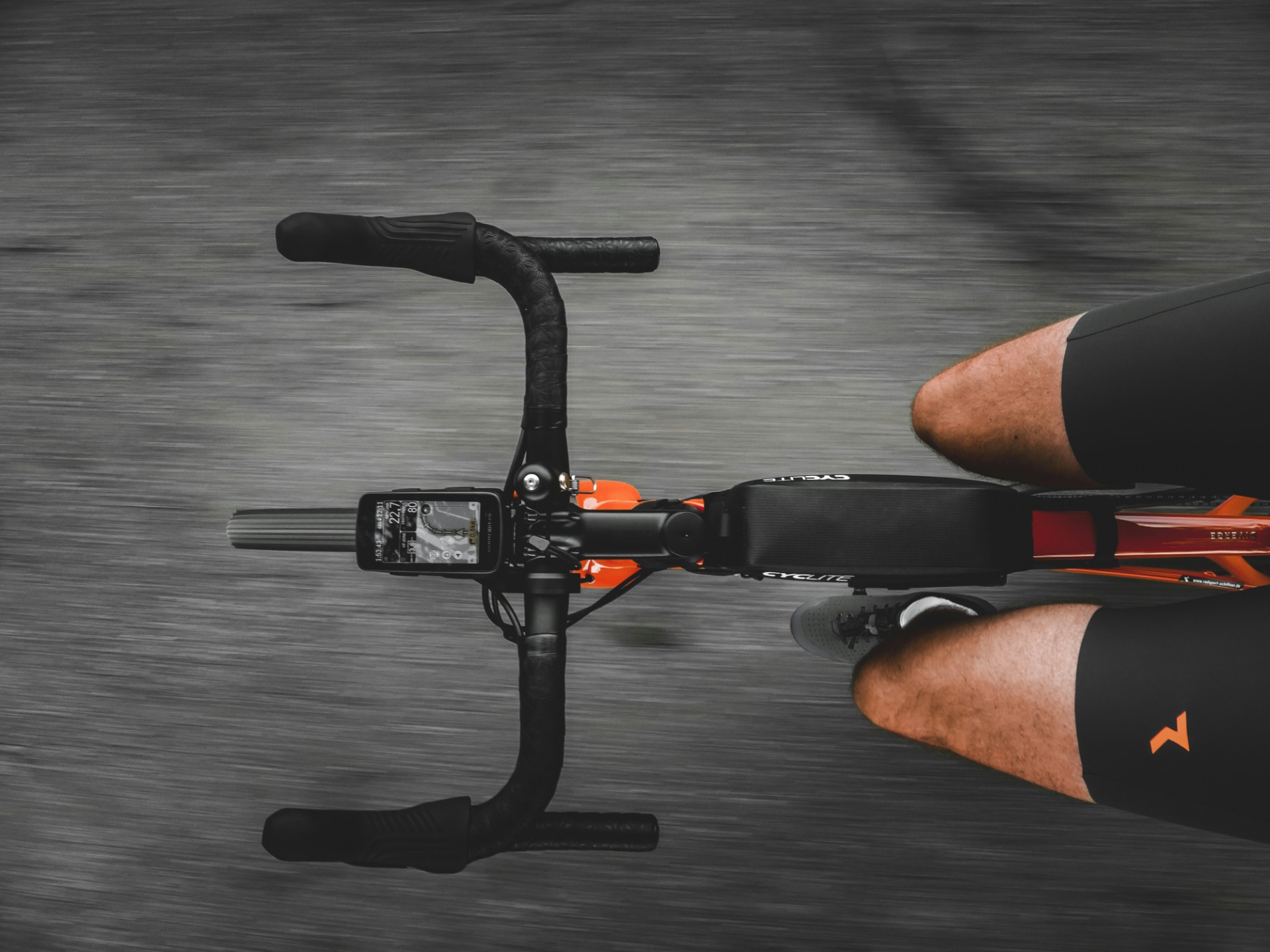 Rennradcockpit mit Lenker und Bremsgriffen