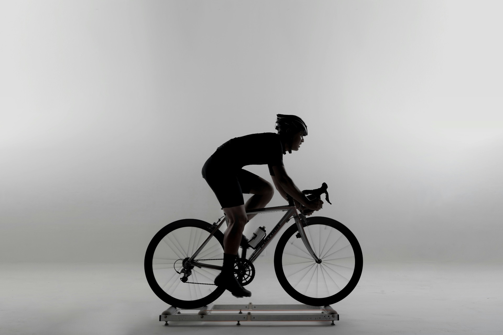Rennrad auf dem Smart Trainer, Seitenansicht für ein Bikefitting