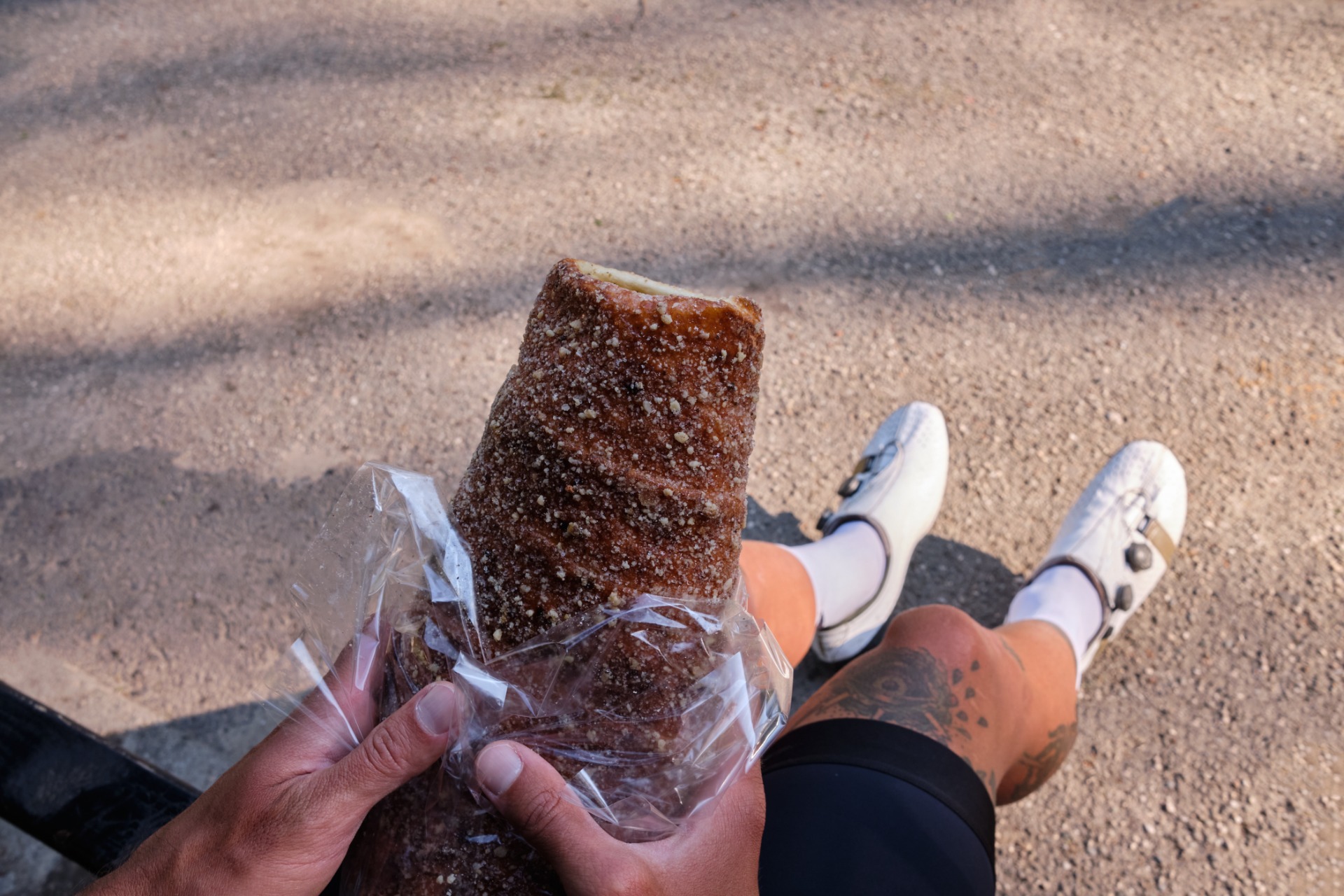 Radfahrerin hält ein Stück Brot